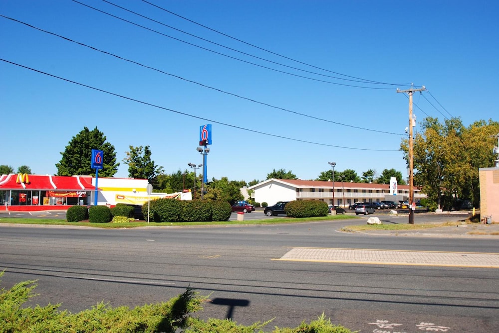 Motel6 Chicopee, MA - Springfield 27/37