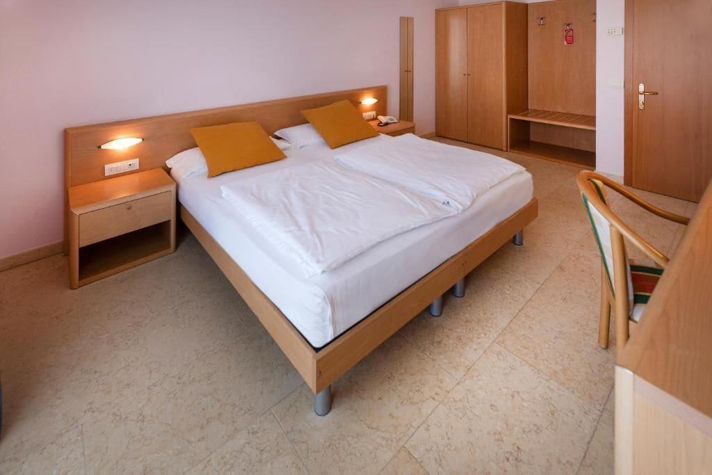 ROOM, DOUBLE BED