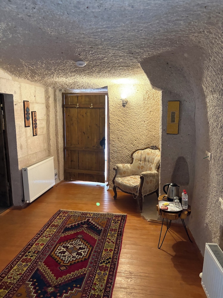 Valley Inn Cave Hotel 24/50
