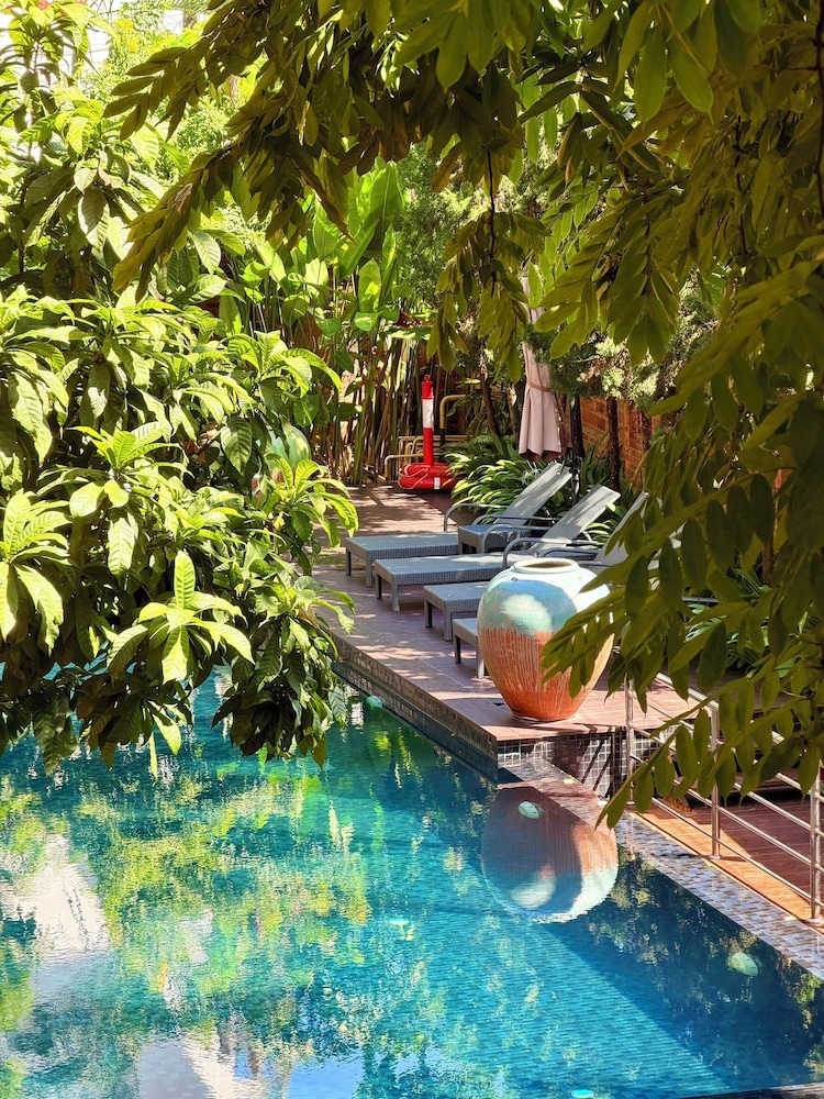 Phor Liang Meun Terracotta Arts Hotel 46/50