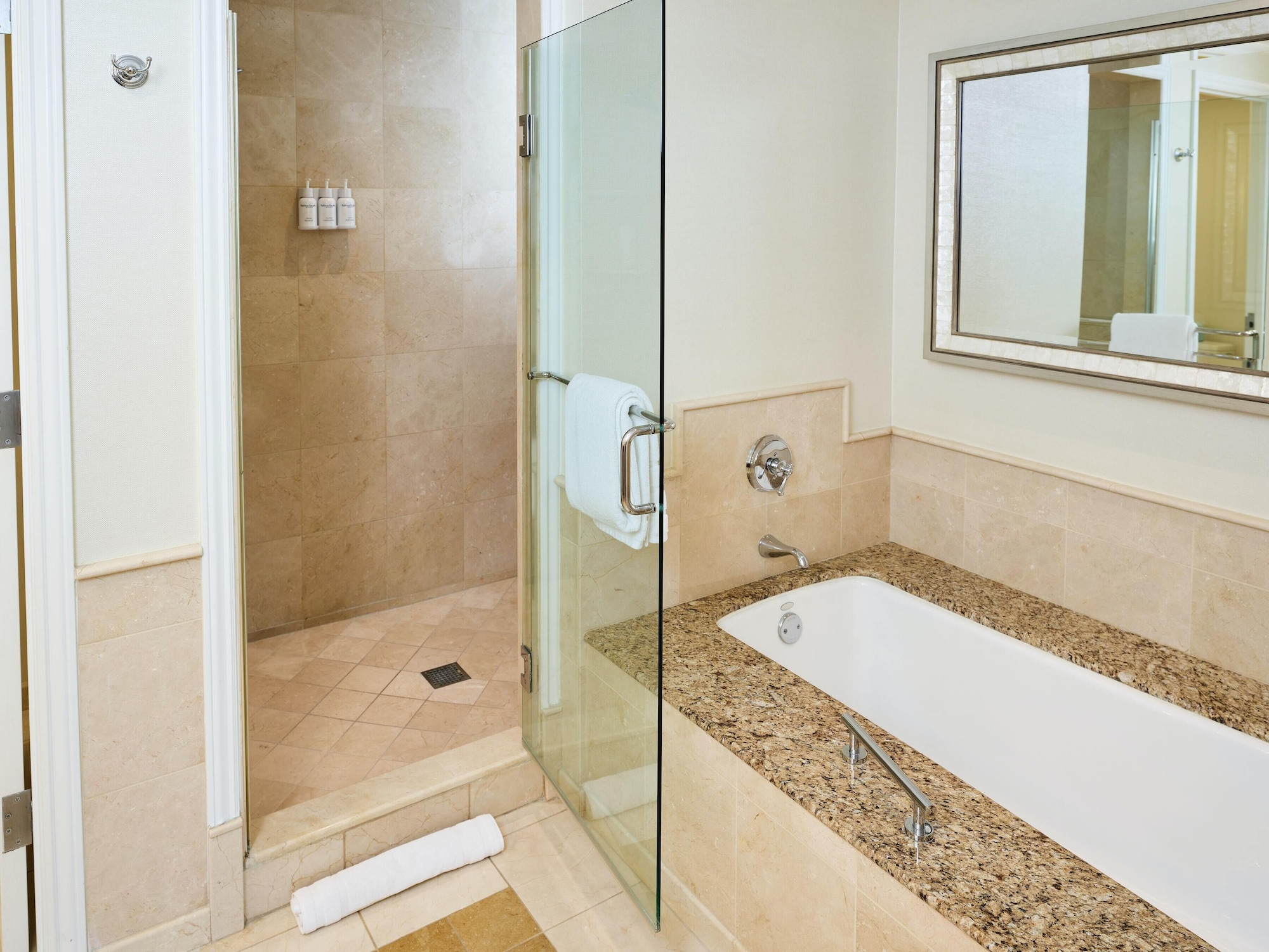Superior, Suite, King Bed, Courtyard Area، Balboa Bay Resort 5/6