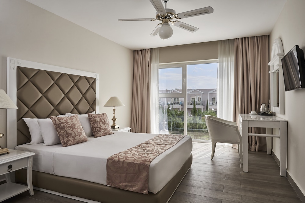 Junior Suite - Pool View