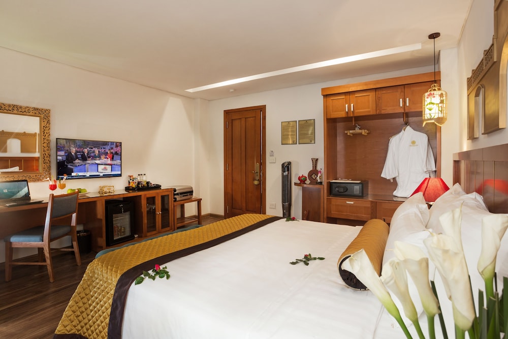 DELUXE, DOUBLE OR TWIN BED