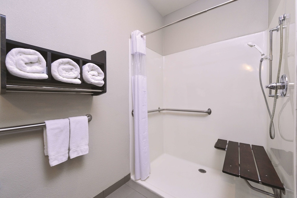 La Quinta Inn & Suites by Wyndham Fayetteville 20/59