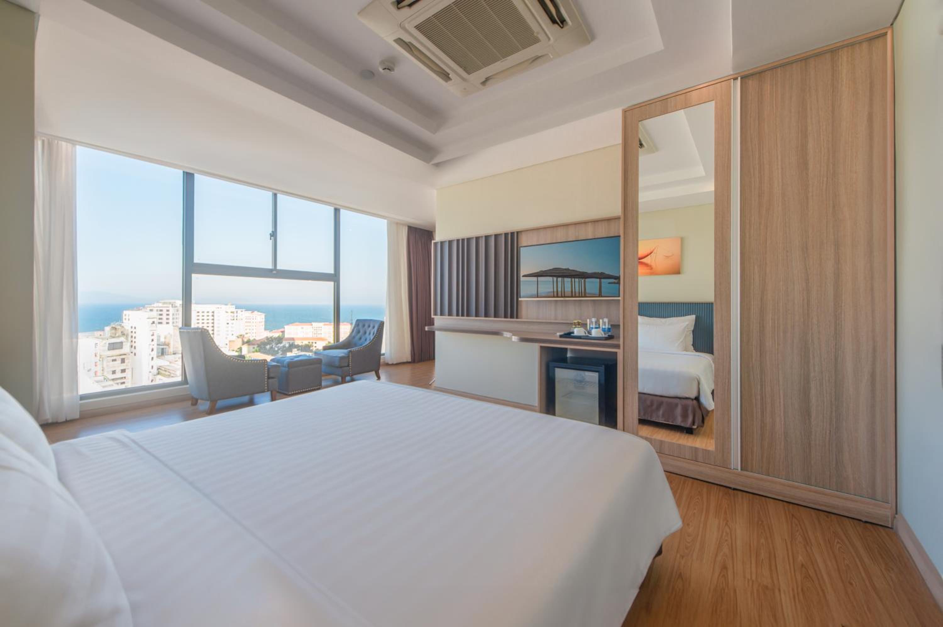 JUNIOR SUITE, DOUBLE BED, SEA VIEW