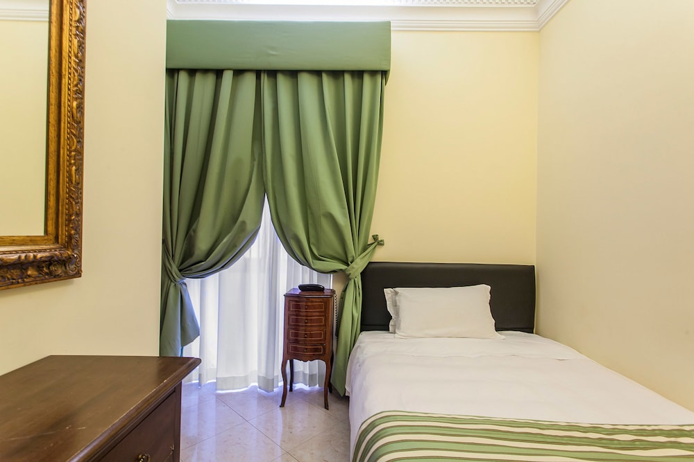 ROOM, SINGLE