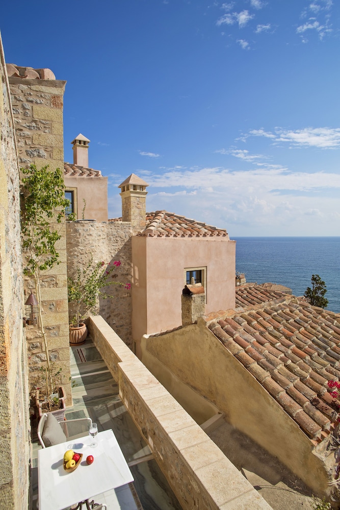 Moni Emvasis Luxury Suites 66/70
