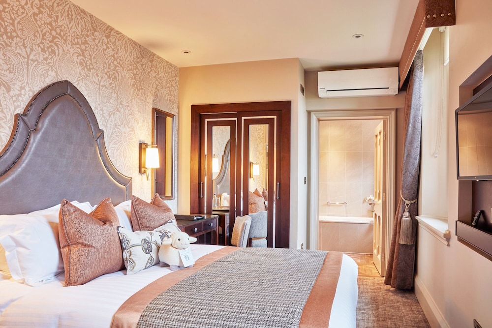 Feature, Classic, Double Bed