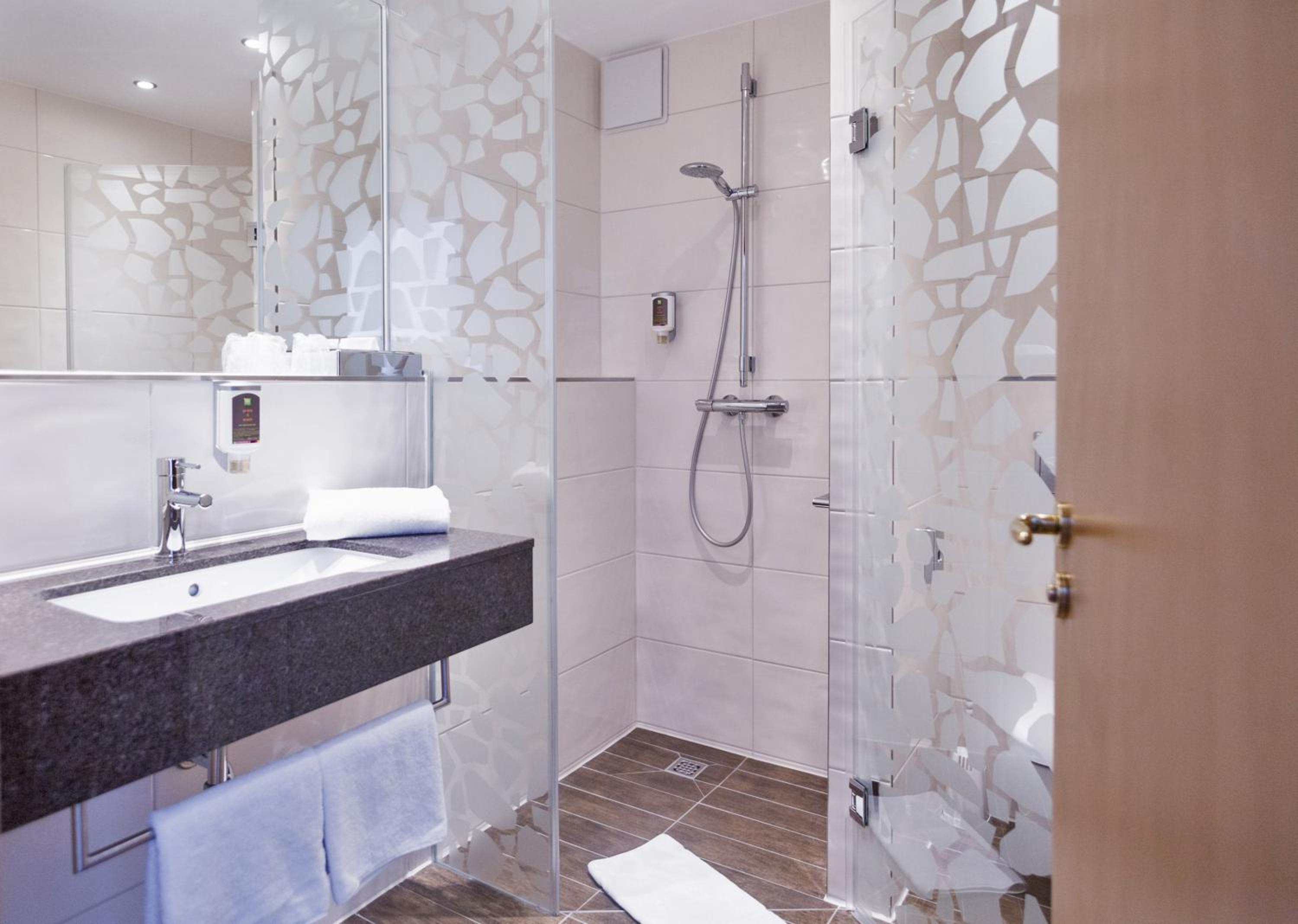 غرفة عائلية بسرير مزدوج وسريرين منفصلين وسرير بطابقين، ibis Styles Leipzig 9/10