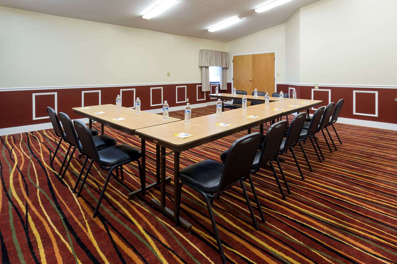Days Inn & Suites By Wyndham Northwest Indianapolis 33/40