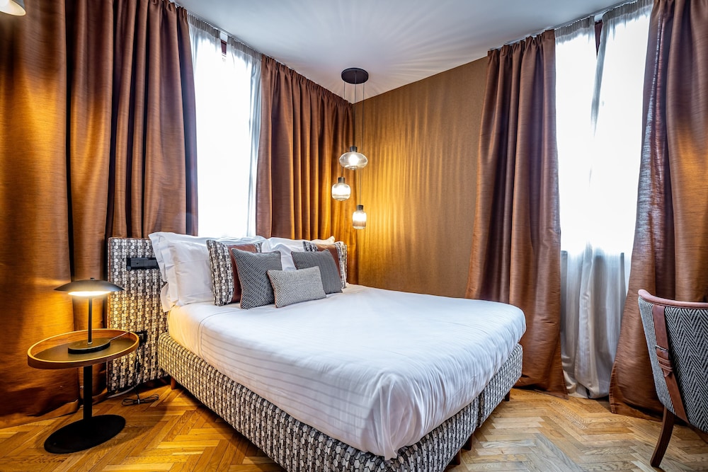 CLASSIC, DOUBLE BED, COURTYARD VIEW