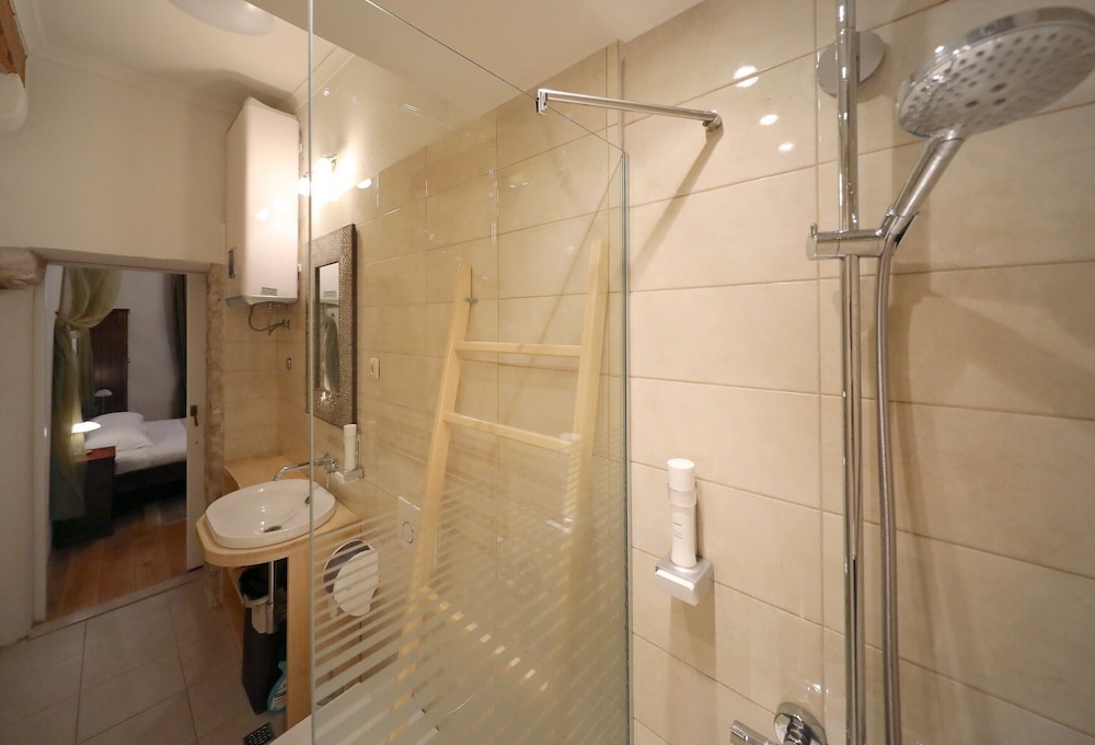 شقة ديلوكس بسرير كينج وسرير كوين بإطلالة على المدينة بغرفتي نوم مع أريكة بمطبخ، Central Apartments - Integrated Hotel 5/6
