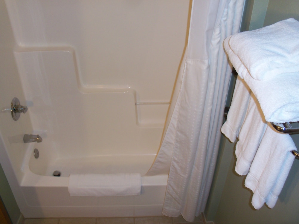 Holiday Inn Express Munising-Lakeview 42/68