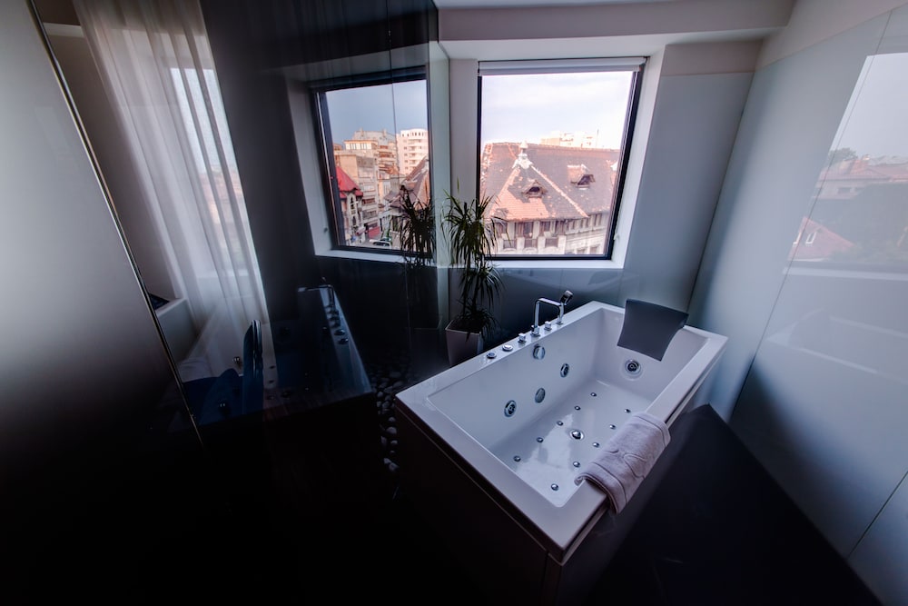 SARROGLIA HOTEL 40/40
