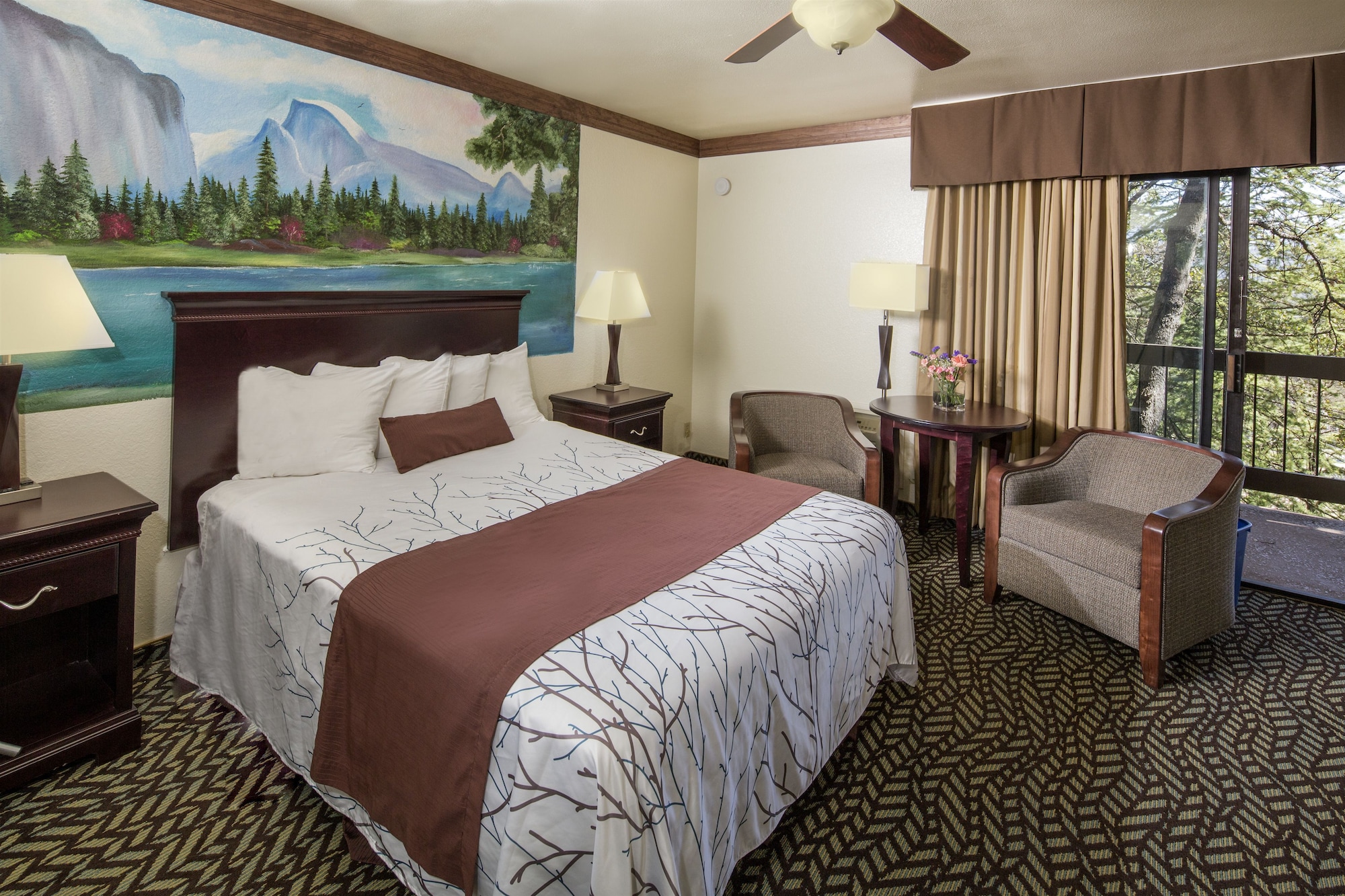 غرفة قياسية بسرير كوين