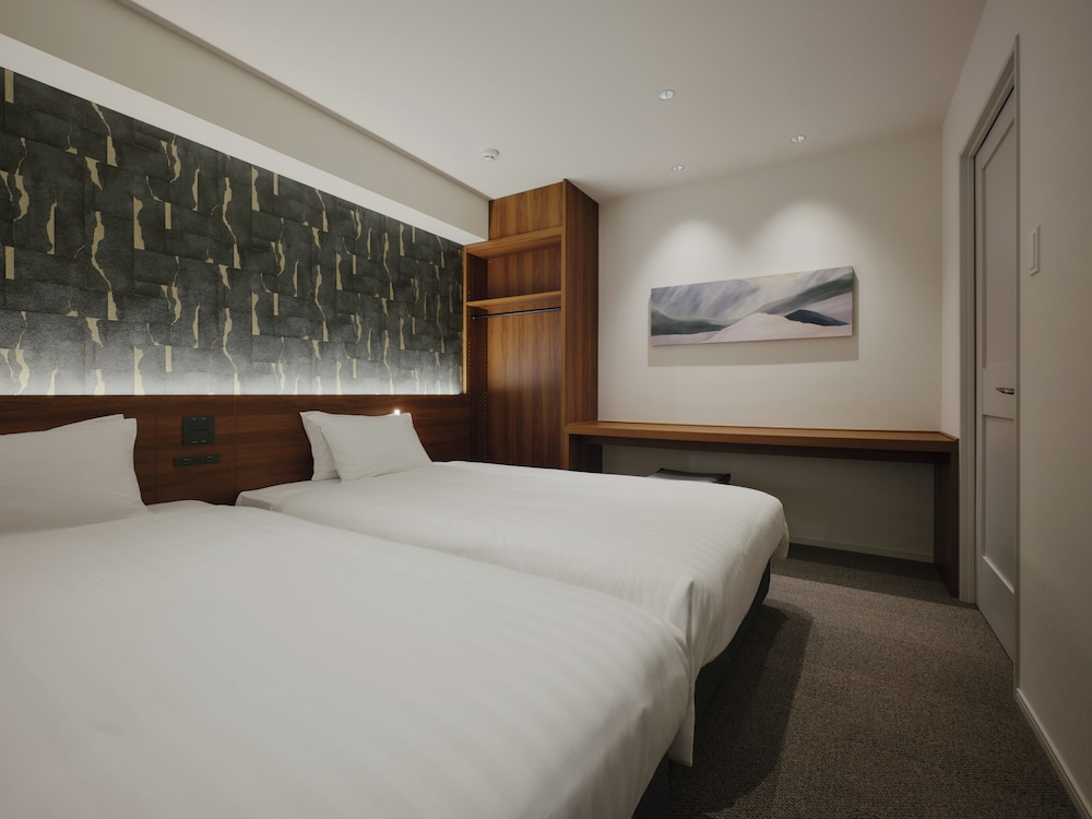 1 BEDROOM, SUITE, BALCONY