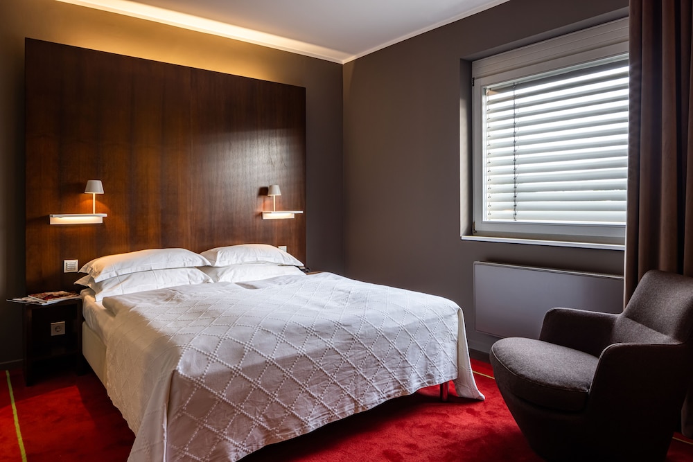 THE NEW YORKER HOTEL COLOGNE 35/74