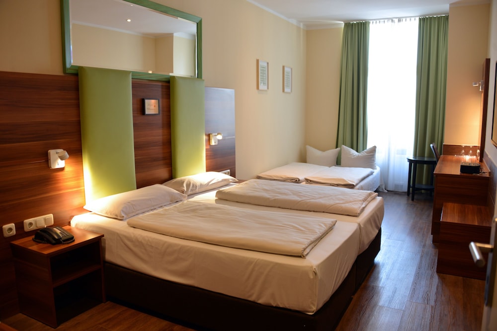 غرفة قياسية رباعية بسريرين منفصلين مع أريكة، Arthotel Munich 10/10