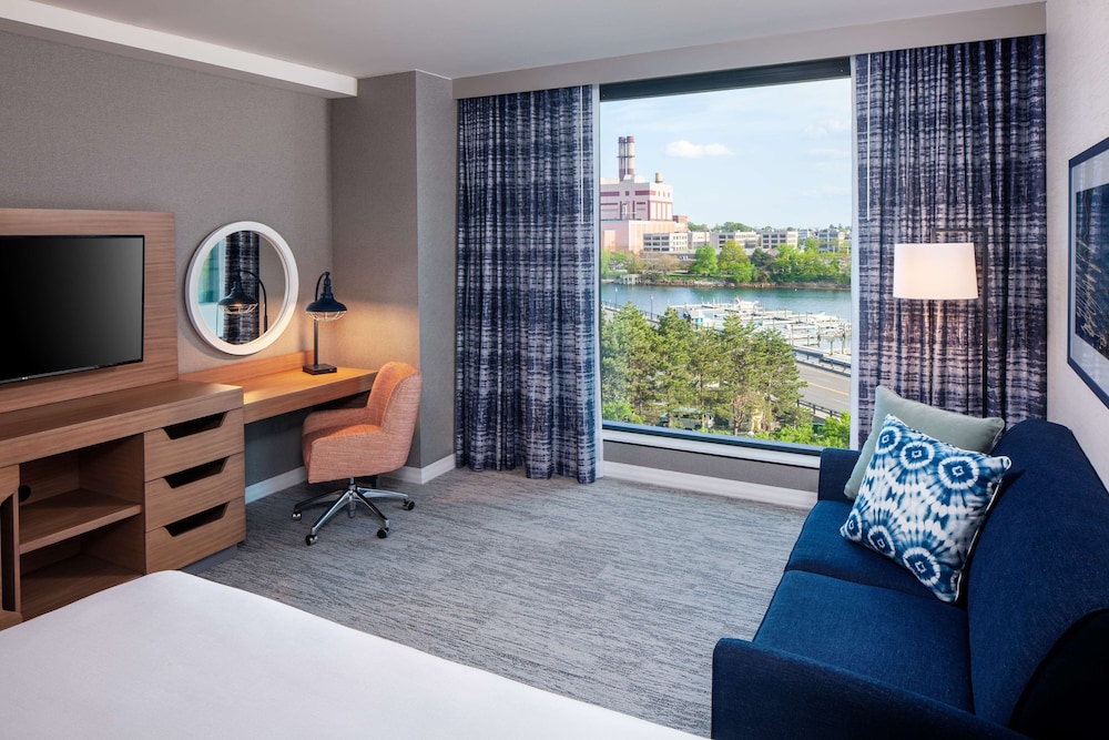 Hampton Inn Boston Seaport District 36/64