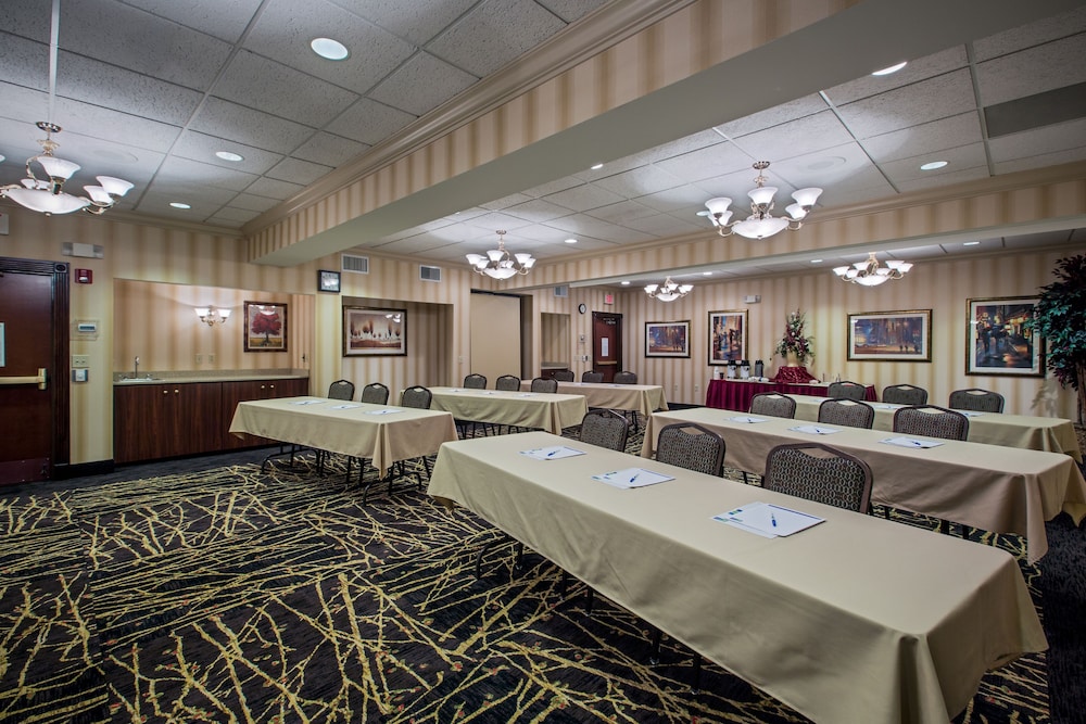 Holiday Inn Express Hotel Suites Youngstown N Warren Niles 67/79