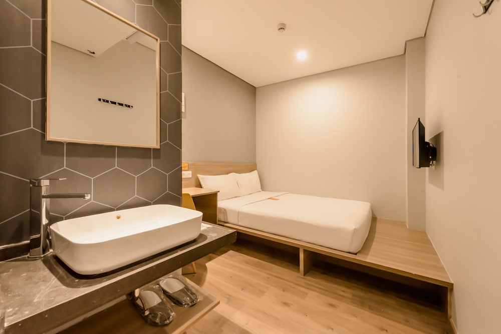 Yellow Bee Tanah Abang Jakarta 32/56