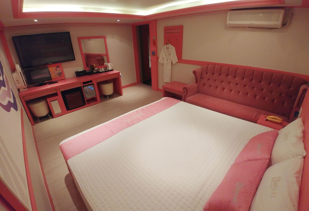 V1 Motel 12/79