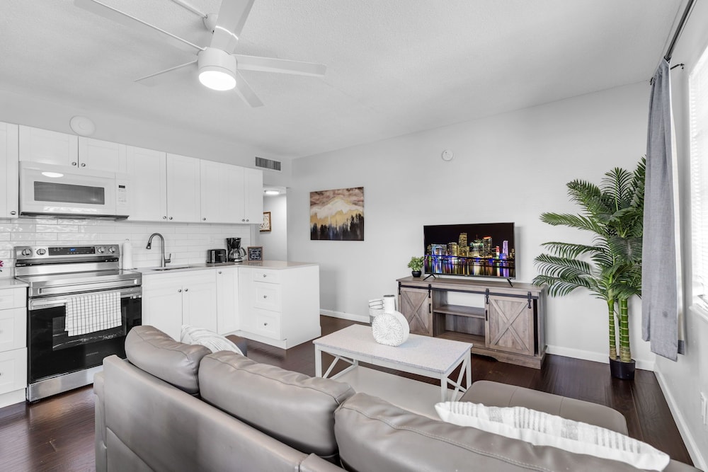 Bayview Regency Apartments By Lowkl 32/50