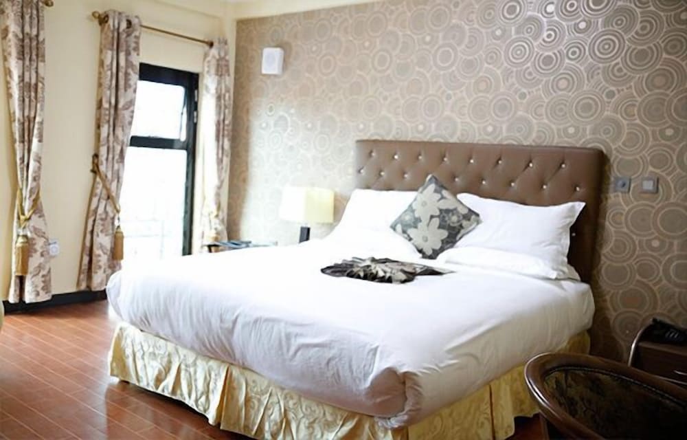 STANDARD, QUEEN BED