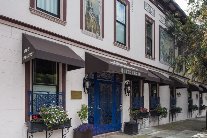 Monte Cristo Inn 1/3