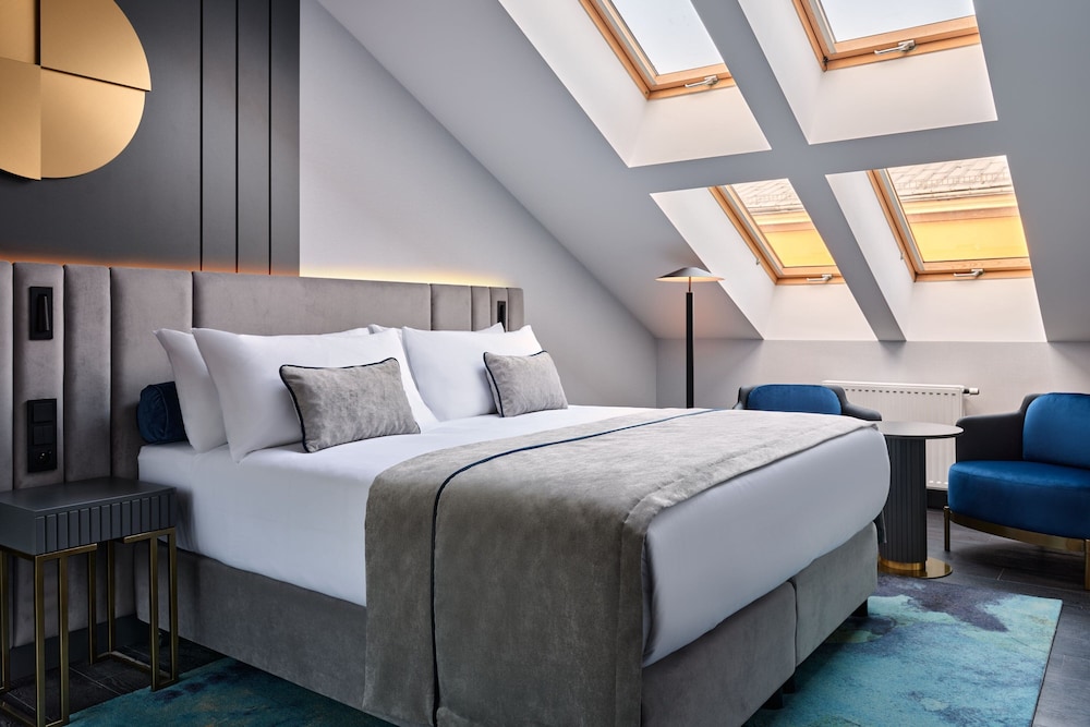 Garamond, a Tribute Portfolio Hotel 4/24