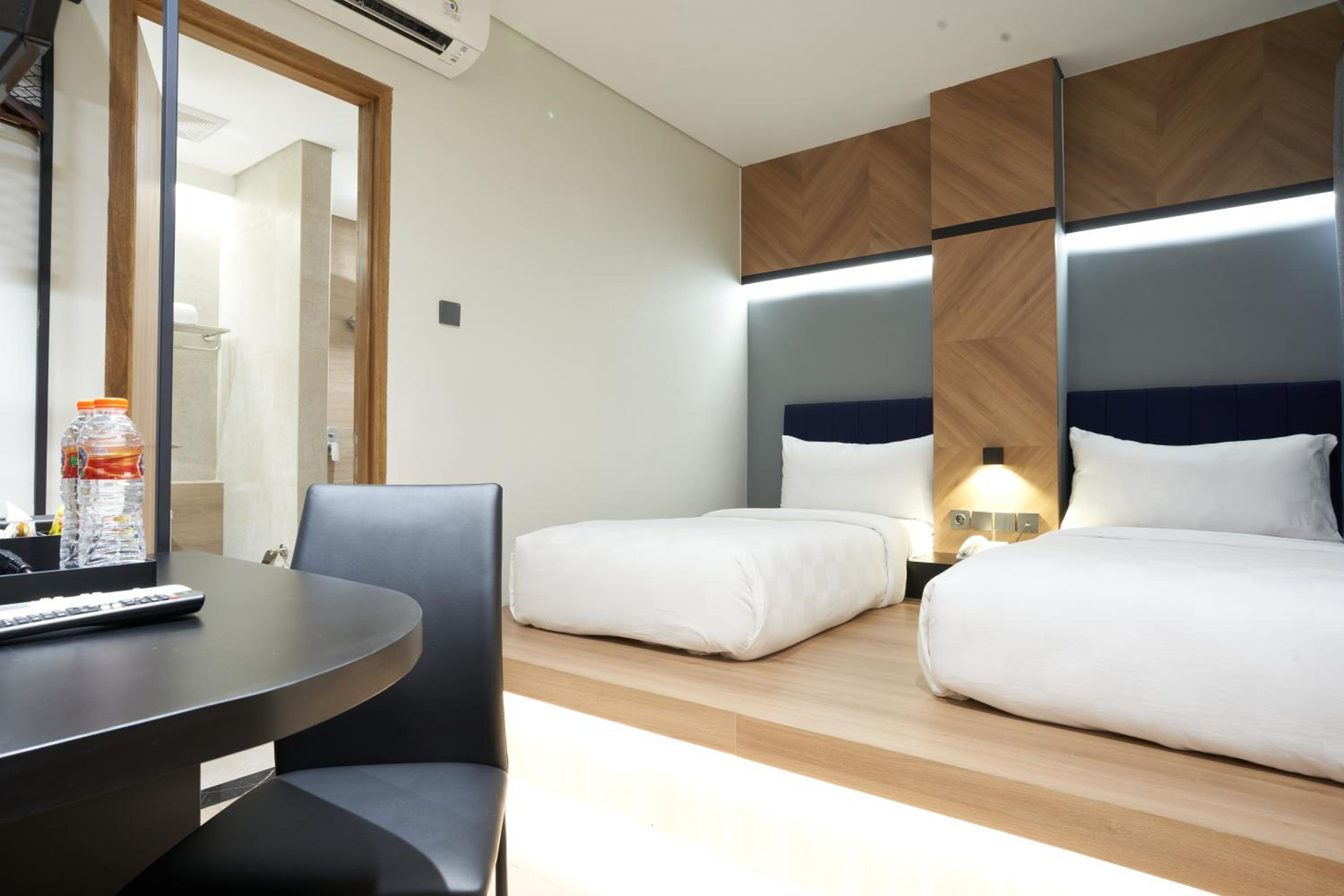 Smart, Twin Beds