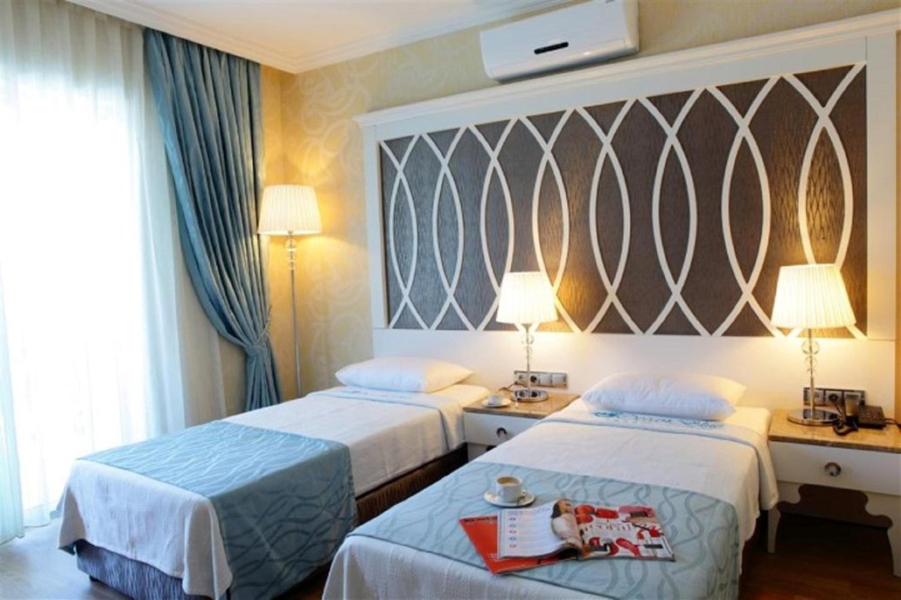 Room, Land View