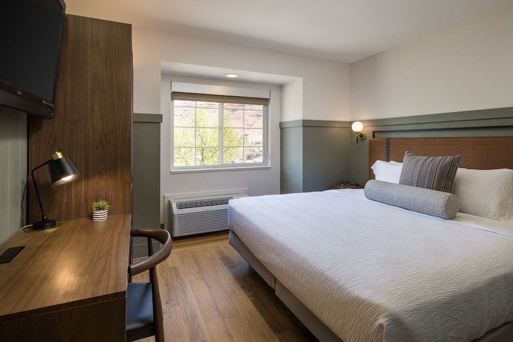 PETITE, KING BED