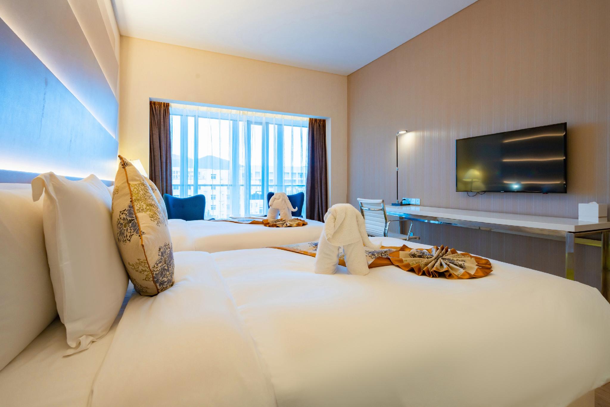 Room, Twin Beds, Airport View