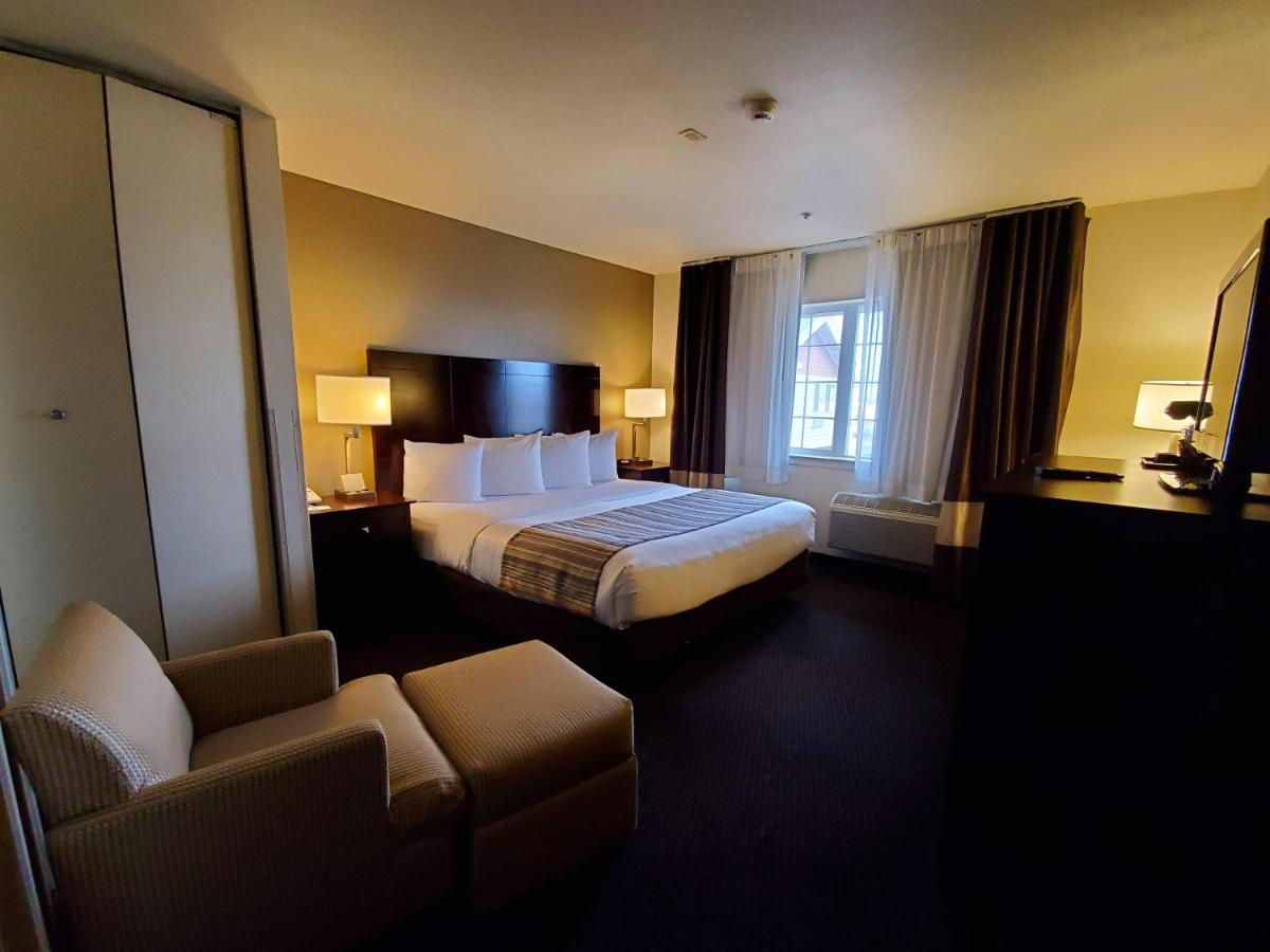 SUITE, QUEEN BED, ACCESSIBLE