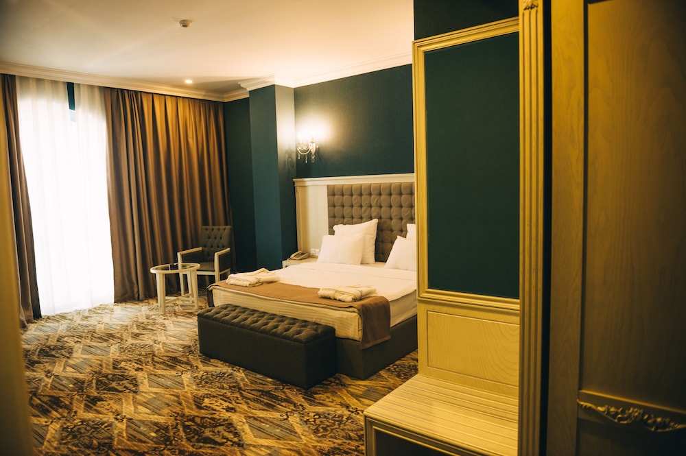Emerald Suite Hotel 8/37