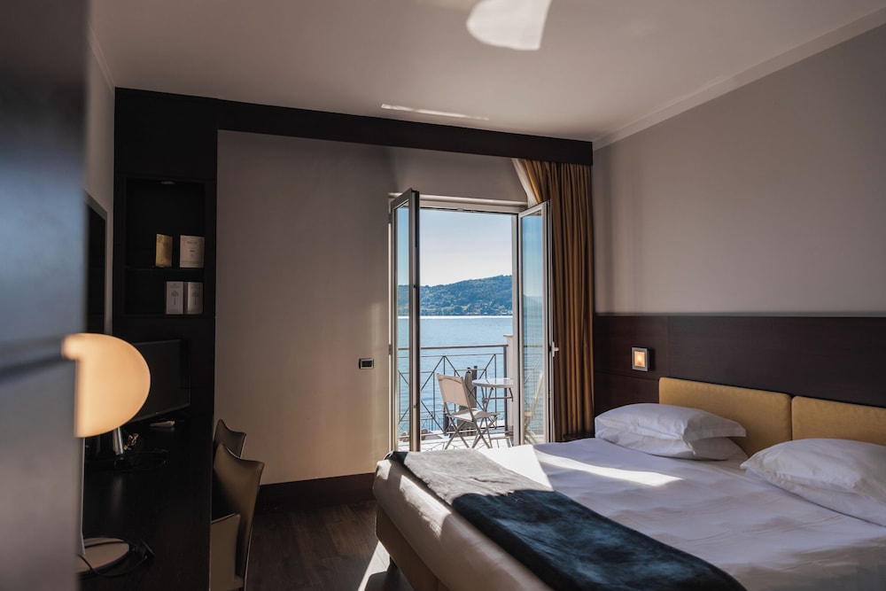 Standard, Double or Twin Bed, Lake View