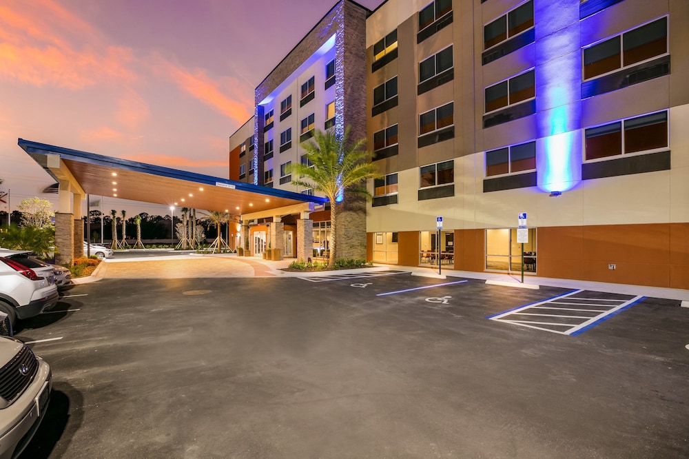 Holiday Inn Express Suites Jacksonville Town Center 1/46