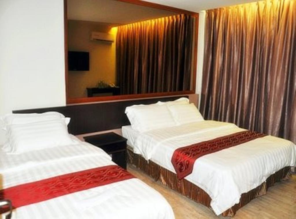 Goldenhill Hotel 13/19