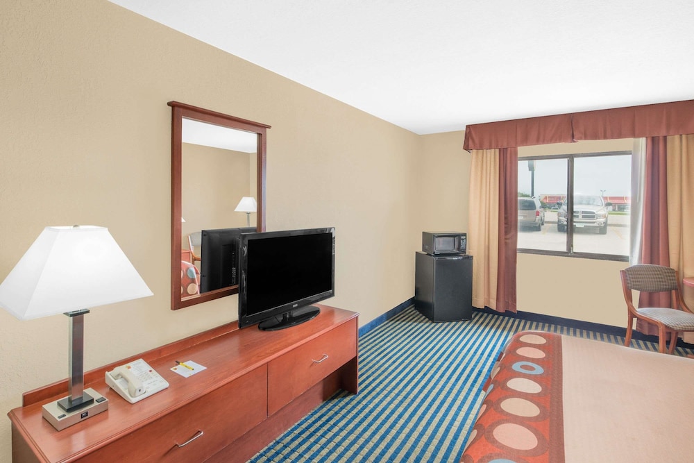 Super 8 by Wyndham Marshalltown 16/25