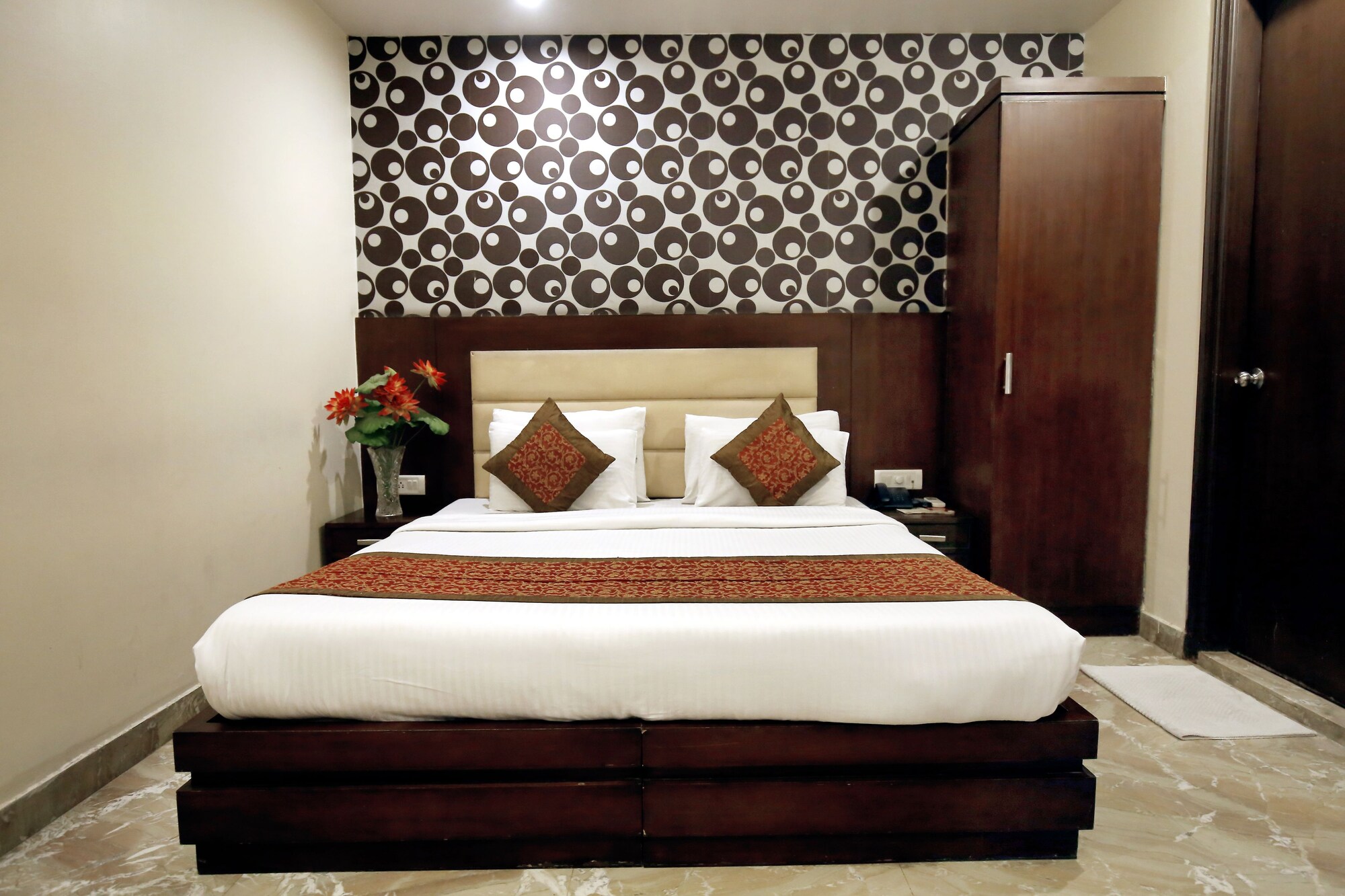 DELUXE, DOUBLE BED