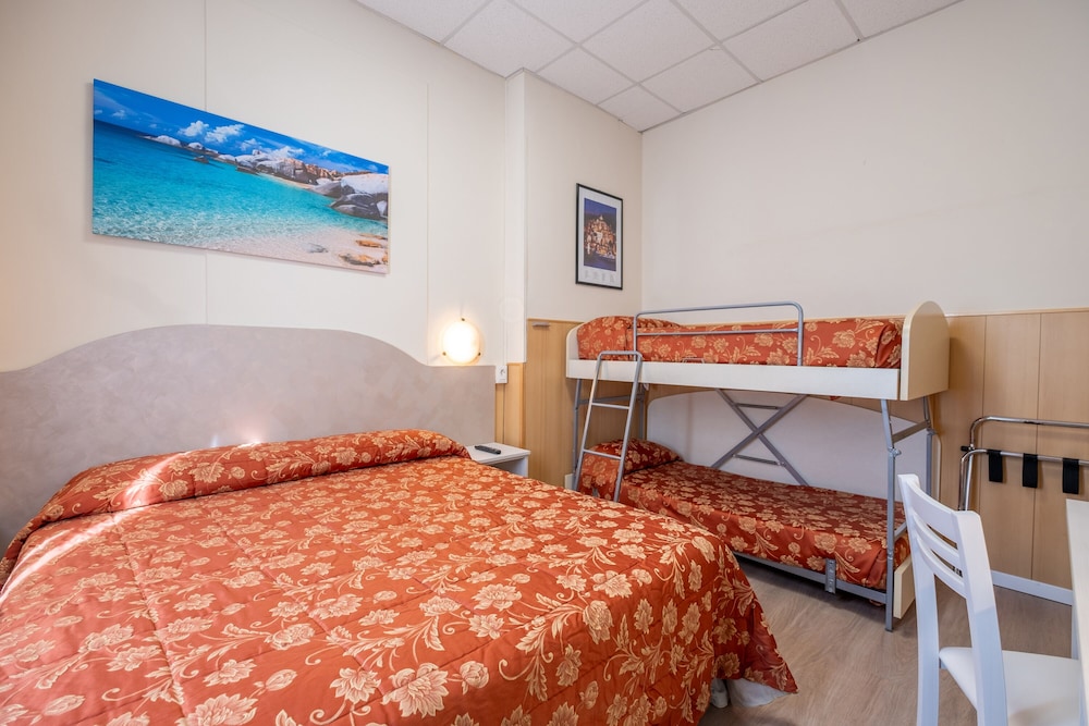 ROOM, QUADRUPLE