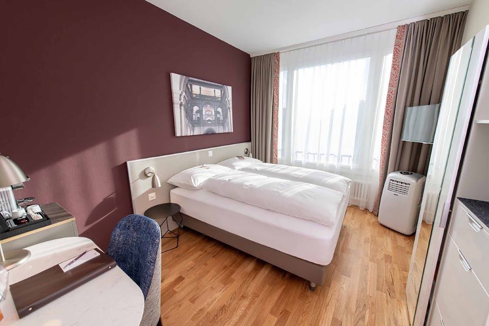 STANDARD, QUEEN BED