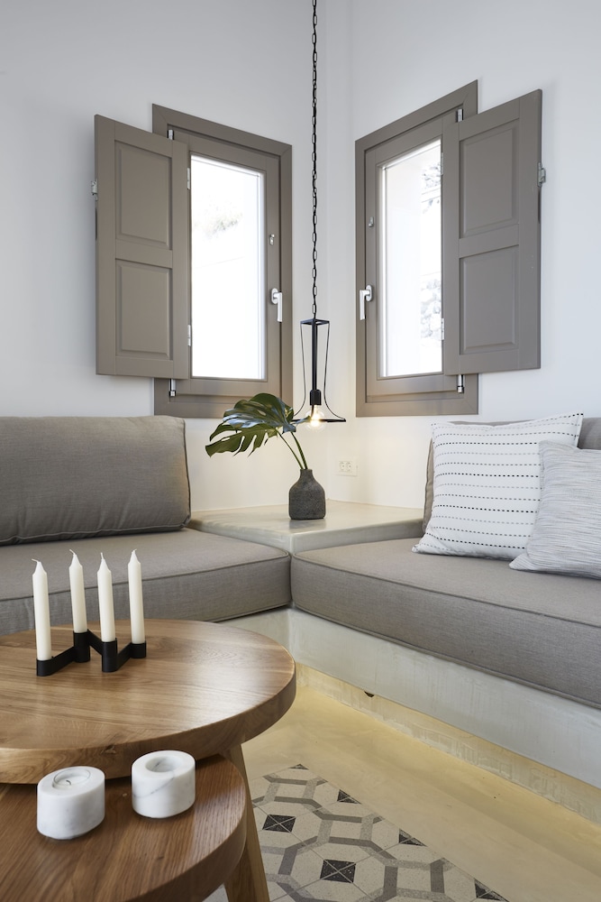 White And Co. La Torre Suites 27/50