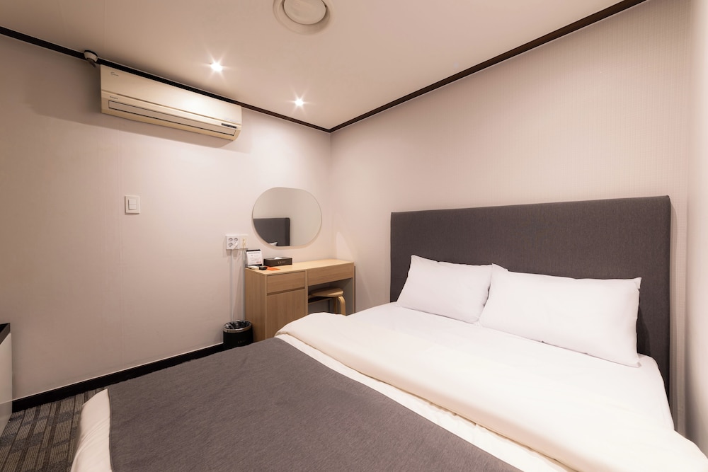 ROOM, DOUBLE BED, NO WINDOW