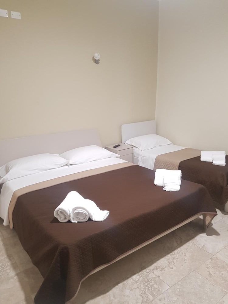 Emmy Hotel 11/32