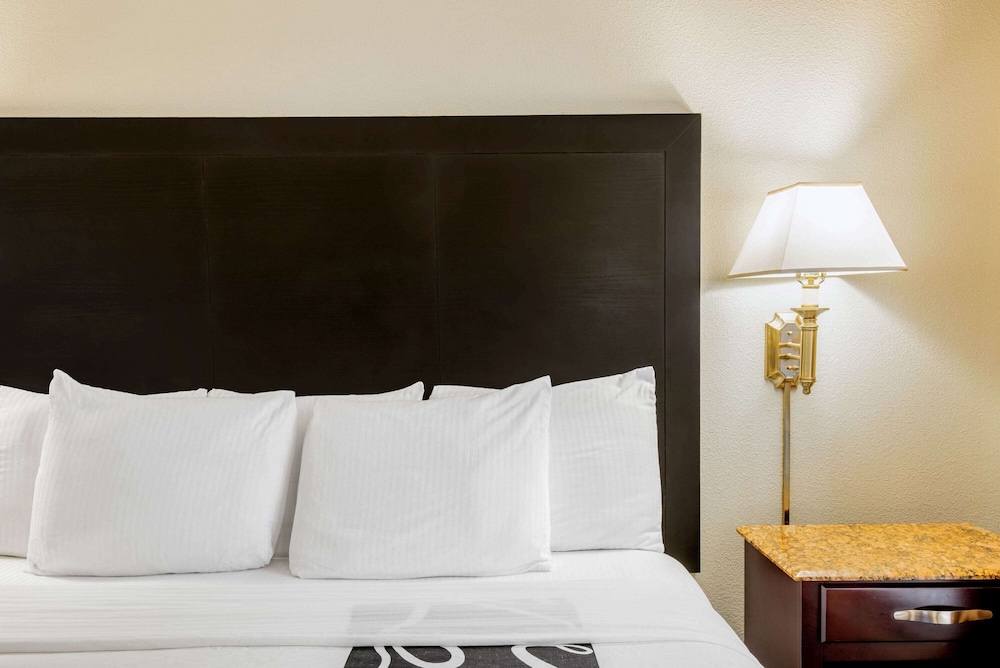 La Quinta Inn And Suites by Wyndham Mt. Laurel - Philadelphia 32/62