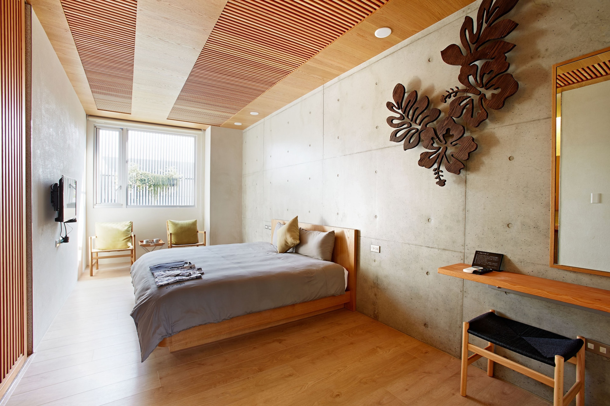 Deluxe, Queen Bed, Bathtub, Wood Whispering Residence 2/4