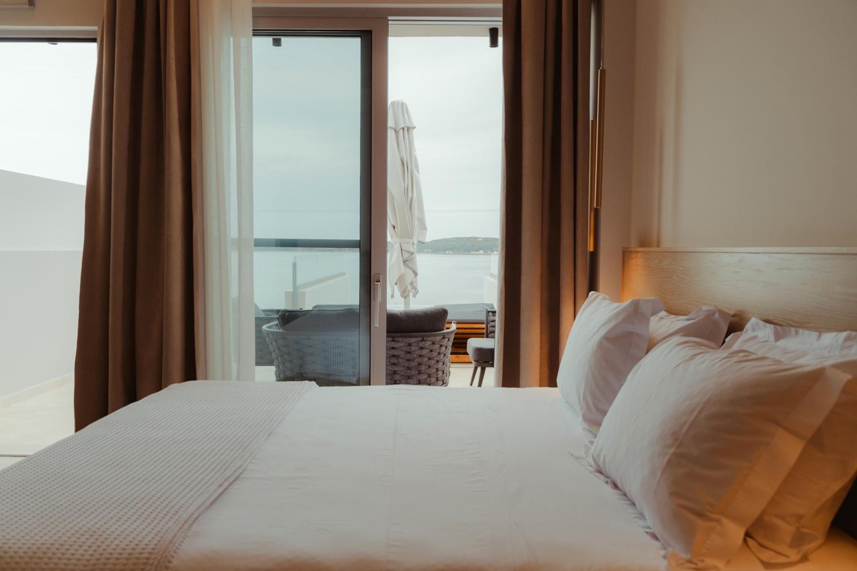 جناح جونيور بمسبح خاص، Limanaki Hotel 4/10