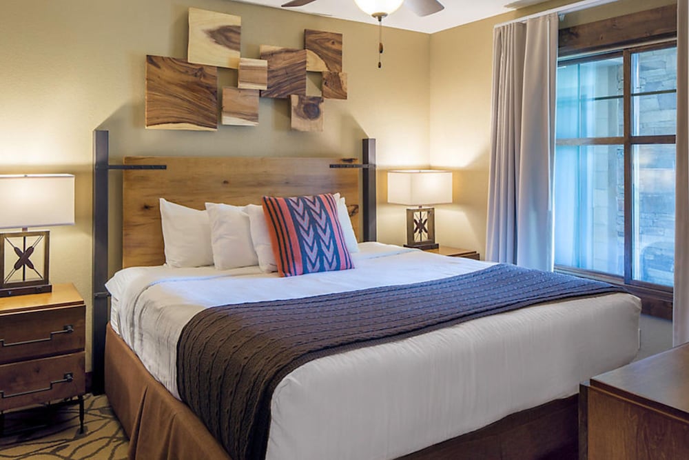 3 Bedrooms, Suite, 1 King and 2 Queen Beds, Sofa
